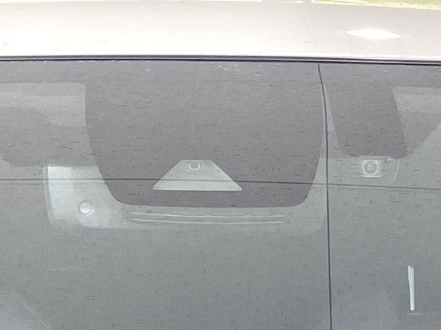 【トヨタセーフティセンス】走行中に前方の車両等を認識し、衝突しそうな時は警報とブレーキで衝突回避と被害軽減をアシスト。より安全にドライブをお楽しみいただけます。