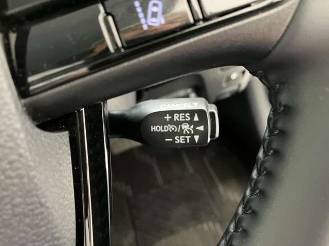 前方の車との車間を設定し、スピードを上げたり緩めたりを自動で行ってくれる追尾式の「レーダークルーズ」。上級装備の一つです！高級車にしかつかない嬉しい機能です。