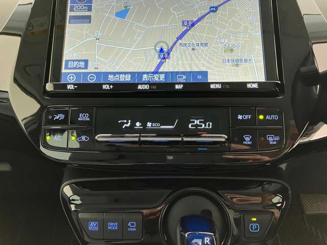 オートエアコンは温度を設定するだけで、自動で風量などを設定してくれます。運転しながら操作も必要ないので、安全性も向上します。