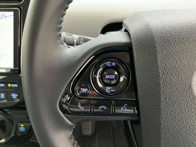 運転中、オーディオの操作をしてて、ハッとしたことはありませんか？ステアリングスイッチは、運転中でもハンドルでオーディオの操作が可能です。安全なドライブをサポートします。