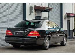 エアサス装備の上級グレード「C仕様」に、本革エアシートやサンルーフをはじめ、人気の純正オプションが盛りだくさん装備されています。