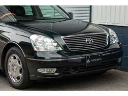 入庫時、濃色車ゆえの線傷等がどうしてもございましたので、気になった箇所はきれいに塗り直してもらいました。