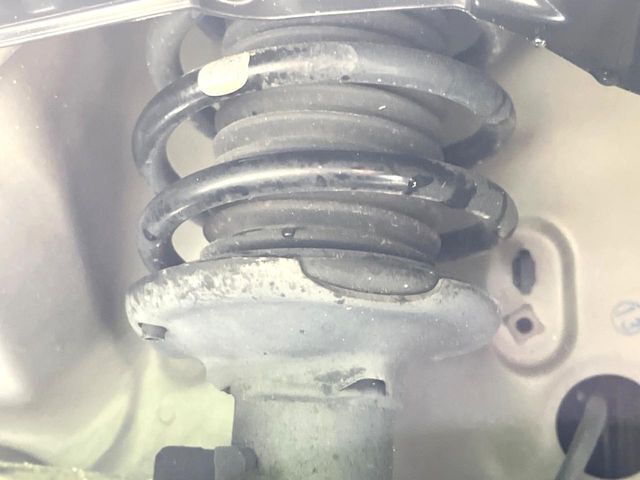 お車を安心してお乗りいただく為には、足回りの定期点検が欠かせません。サービスサポート（有償保証）では無料点検もご提供しており、安心のカーライフをお過ごしいただけるサポート体制が整っています。