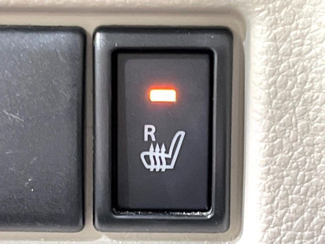 【シートヒーター】寒い日に重宝するシートヒーター！エアコンより早く温まってくれるので寒がりの人も安心ですね♪エアコンの温風は乾燥するから苦手、という方にもをおすすめです。