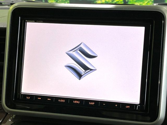 【純正8型ナビ】人気の純正ナビを装備しております。ナビの使いやすさはもちろん、オーディオ機能も充実！キャンプや旅行はもちろん、通勤や買い物など普段のドライブも楽しくなるはず♪