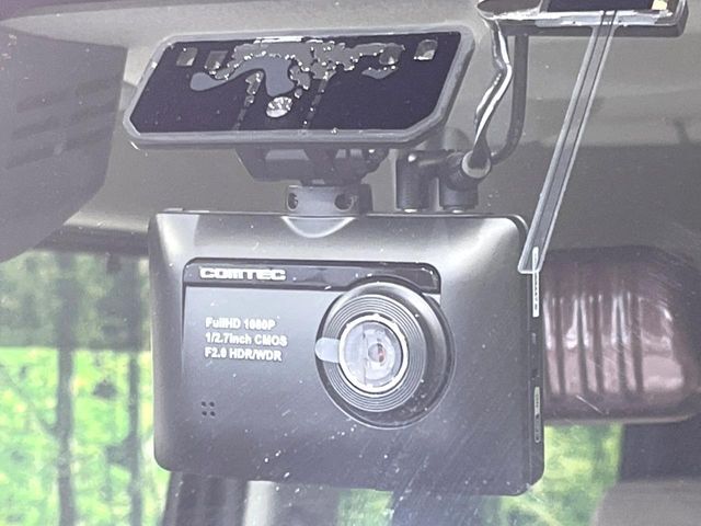 【ドライブレコーダー】安心・安全なカーライフに必須のドライブレコーダーを装備！走行中はもちろん、あおり運転や事故に遭遇した際の状況も映像で記録し、万一のリスクに備えます。