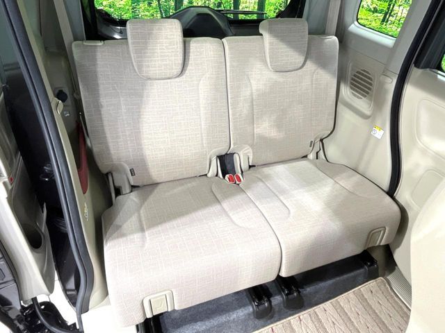 後部座席も気になるようなキズ・汚れやへたり等、大きなダメージはなく、良好な状態です。