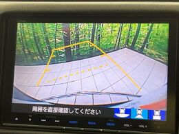 【バックカメラ】駐車時に後方がリアルタイム映像で確認できます。大型商業施設や立体駐車場での駐車時や、夜間のバック時に大活躍！運転スキルに関わらず、今や必須となった装備のひとつです！