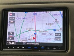 【純正ナビ】人気の純正ナビを装備しております。ナビの使いやすさはもちろん、オーディオ機能も充実！キャンプや旅行はもちろん、通勤や買い物など普段のドライブも楽しくなるはず♪