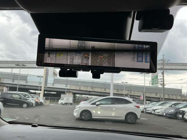 スマートルームミラー♪たくさん荷物を載せても、バックカメラで映像を映すので後方の視界も確保！！様々なシーンで活躍する便利装備☆