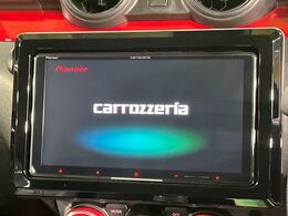 【大画面ナビ】人気の大型8インチナビを装備。存在感のある大画面はインパクト大！ナビ利用時のマップ表示は見やすく、テレビやDVDは臨場感がアップ！いつものドライブがグッと楽しくなります♪