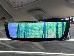 【デジタルインナーミラー】後席の大きな荷物や同乗者で後方が確認しづらい時でも安心！カメラが撮影した車両後方の映像をルームミラー内に表示。クリアな視界で状況の確認が可能です！