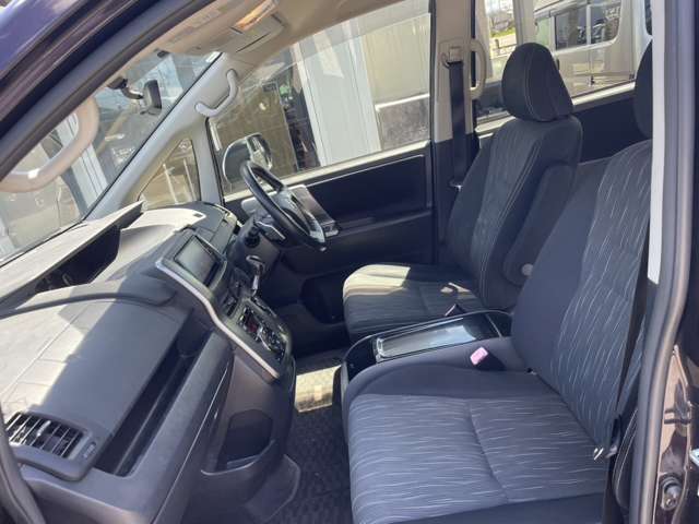 運転席側シート　使用感少なく綺麗です