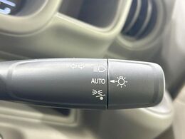 【オートライト】周りの明るさに応じて自動でヘッドライトの点灯・消灯ができる機能です！ライトの付け忘れ・消し忘れなどが無くなり、雨の日や夕方の走行も安心！トンネル通過時も便利ですね♪