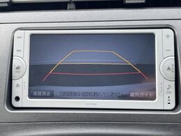 【バックカメラ】駐車時に後方がリアルタイム映像で確認できます。大型商業施設や立体駐車場での駐車時や、夜間のバック時に大活躍！運転スキルに関わらず、今や必須となった装備のひとつです！