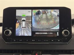 【マルチアラウンドモニター】自車周辺をぐるりと俯瞰できるカメラで危険を察知。上空からの映像で自動車や障害物の位置が詳細に確認できるので、狭い駐車場でも安心して駐車できますね。