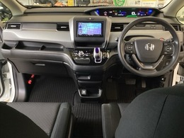 車内は光触媒抗菌消臭施工済です。インパネ周りはスタイリッシュなデザインです。グローブボックスやカップホルダーのほかにトレーなどたくさんの収納スペースが付いています。