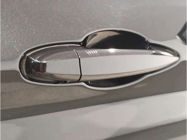 【デザインとの融合】BMWデザイナーが創り出したボディデザインを損なう事のない様に配置とデザインに拘っています。ドアノブについてもBMWの拘りに妥協はありません。