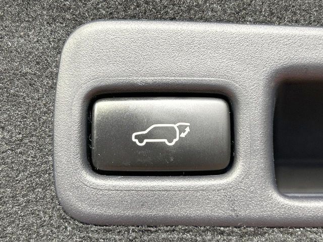 【パワーバックドア】スマートキーや運転席のボタンを押すだけでリアゲートが自動で開閉します！荷物を持っている時や、高い位置にあるバックドアを閉める際に便利な機能です♪