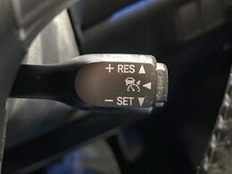 【レーダークルーズコントロール】高速道路での長距離走行が楽に！！自動で速度を保つクルーズコントロールが、衝突軽減システムと連携し、前方の車両を感知して車間を保つように速度調節してくれます！！