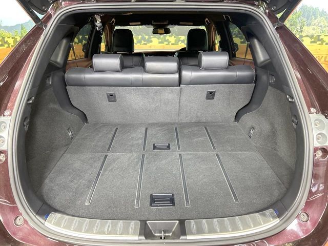 積み下ろしのしやすいデッキにはたっぷりと荷物を積み込んでいただけます。遊びから仕事まで、様々なシーンで頼れます♪