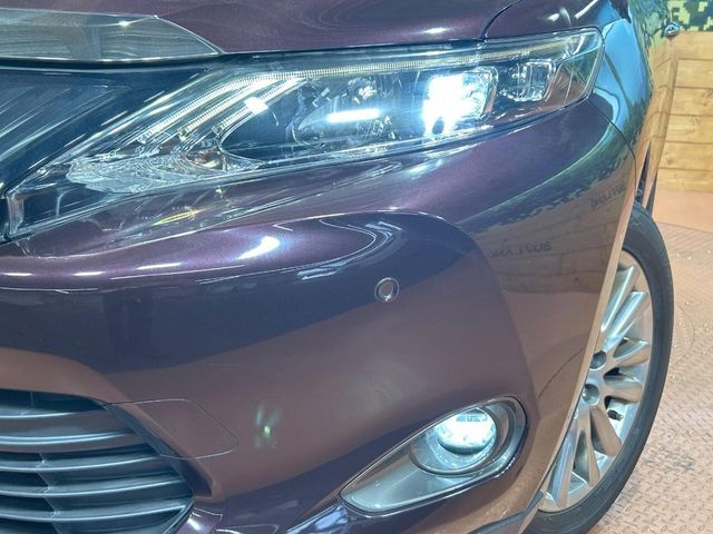 【LEDヘッドライト】悪天候や夜間走行時も良好な視界を確保し安心して運転できる高輝度LEDヘッドライトを装備！点灯速度が早く、消費電力も抑えられています。