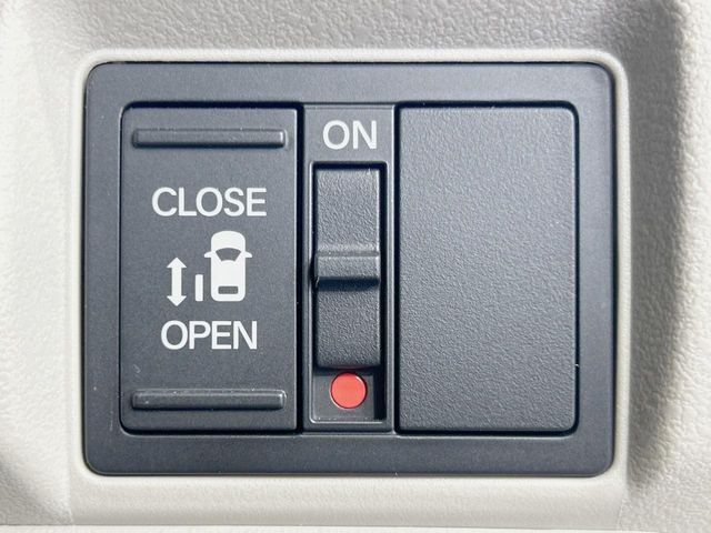 【パワースライドドア】スマートキーや運転席のスイッチでスライドドアの開閉が可能♪電動だから力を入れてドアを開ける必要が無く、小さいお子様でも、重い荷物を持っている時もラクに開け閉めできます♪