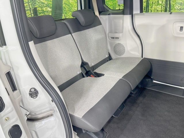 後部座席も気になるようなキズ・汚れやへたり等、大きなダメージはなく、良好な状態です。