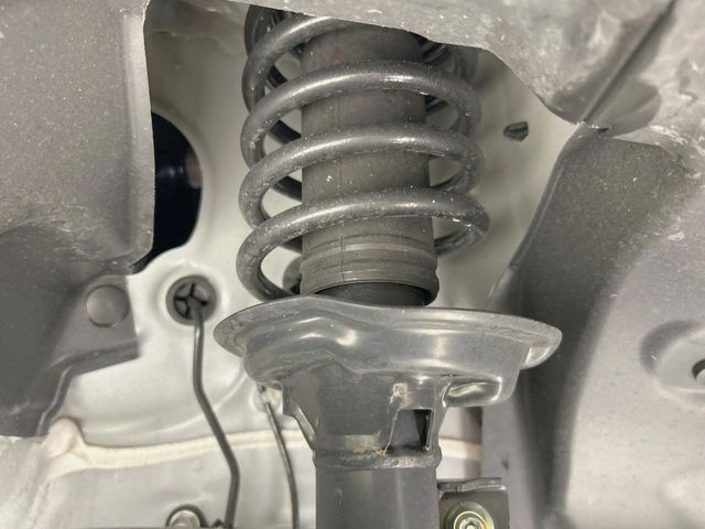 お車を安心してお乗りいただく為には、足回りの定期点検が欠かせません。サービスサポート（有償保証）では無料点検もご提供しており、安心のカーライフをお過ごしいただけるサポート体制が整っています。