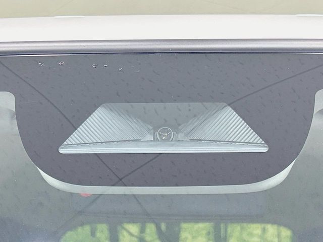 【ホンダセンシング】走行中に前方の車両等を認識し、衝突しそうな時は警報とブレーキで衝突回避と被害軽減をアシスト。より安全にドライブをお楽しみいただけます。