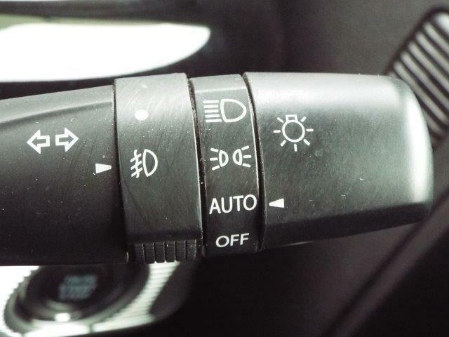 暗くなると自動的にヘッドライトを点灯・消灯してくれるオートライト機能付き！