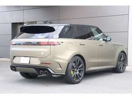 アクティブエキゾーストシステムは、SVモデル独特のサウンドだけでなく、パフォーマンスのために熱制御を最適化。クワッドエキゾーストには、ステンレススチールとカーボンファイバーフィニッシャー装備