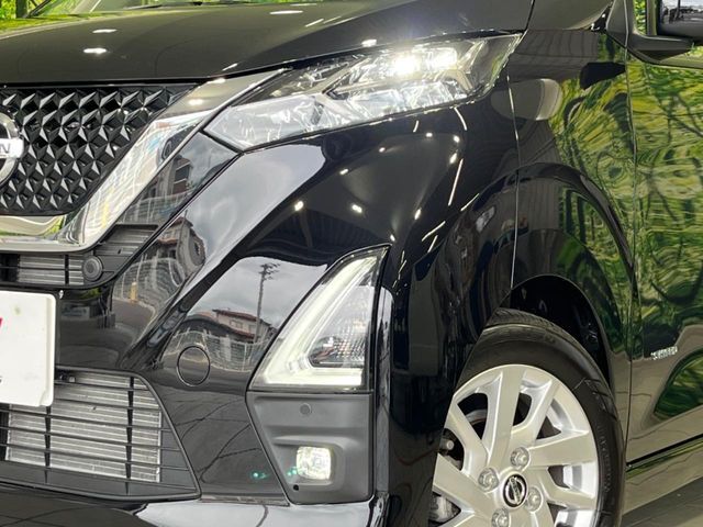 【LEDヘッドライト】悪天候や夜間走行時も良好な視界を確保し安心して運転できる高輝度LEDヘッドライトを装備！点灯速度が早く、消費電力も抑えられています。