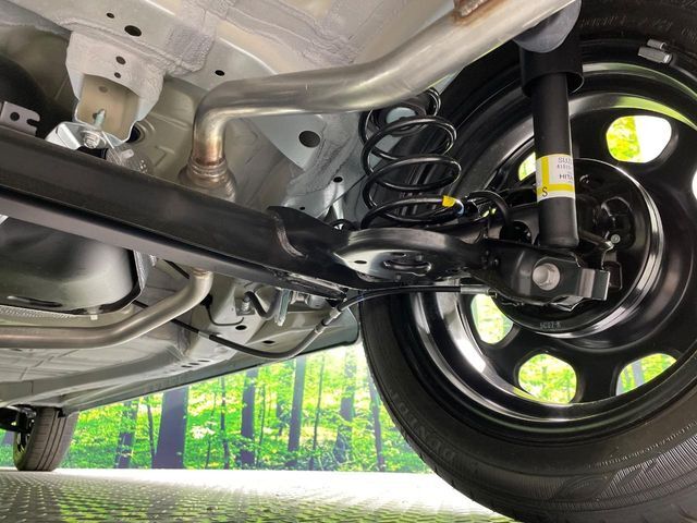 お車を安心してお乗りいただく為には、足回りの定期点検が欠かせません。サービスサポート（有償保証）では無料点検もご提供しており、安心のカーライフをお過ごしいただけるサポート体制が整っています。