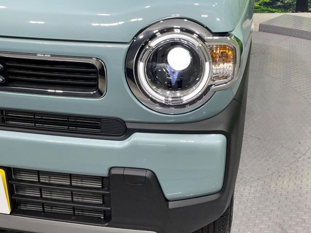 【LEDヘッドライト】悪天候や夜間走行時も良好な視界を確保し安心して運転できる高輝度LEDヘッドライトを装備！点灯速度が早く、消費電力も抑えられています。