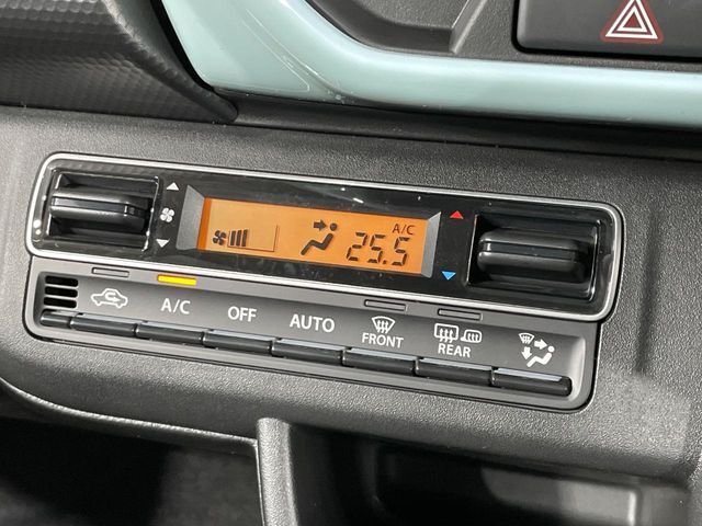 【オートエアコン】一度お好みの温度に設定すれば、車内の温度を検知し風量や温度を自動で調整。暑い…寒い…と何度もスイッチ操作をする必要はありません。快適な車内空間には必須の機能ですね♪