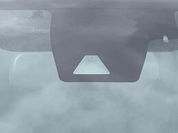 【トヨタセーフティセンス】走行中に前方の車両等を認識し、衝突しそうな時は警報とブレーキで衝突回避と被害軽減をアシスト。より安全にドライブをお楽しみいただけます。