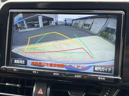 【バックカメラ】駐車時に後方がリアルタイム映像で確認できます。大型商業施設や立体駐車場での駐車時や、夜間のバック時に大活躍！運転スキルに関わらず、今や必須となった装備のひとつです！