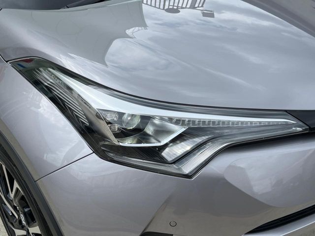 【LEDヘッドライト】悪天候や夜間走行時も良好な視界を確保し安心して運転できる高輝度LEDヘッドライトを装備！点灯速度が早く、消費電力も抑えられています。