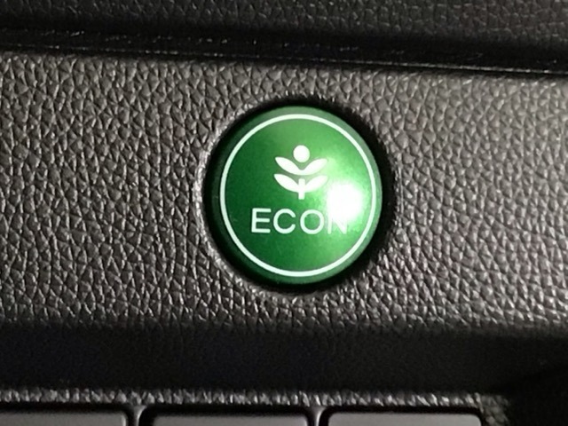 ★ECONスイッチ★　エコドライブを加速しよう！スイッチをONにすると、運転の仕方によるロスを抑え込み燃費をよくするようクルマが頑張ります（＊＾ー＾＊）燃費向上にチャレンジ♪
