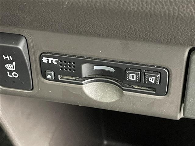 【ETC】有料道路を利用する際に料金所で停止することなく通過できる、ETC車載器（ノンストップ自動料金収受システム機器）が装備されています。セットアップを行うことで利用可能になります。