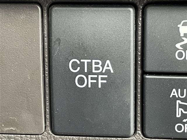 【衝突軽減ブレーキ（CMBS）】衝突するおそれが高い場合、音と光で注意して強いブレーキングを行い、衝突回避・被害軽減を支援します。機能には限界があるためご注意ください。