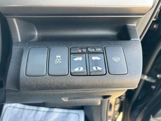 両側パワースライドドア付きです。