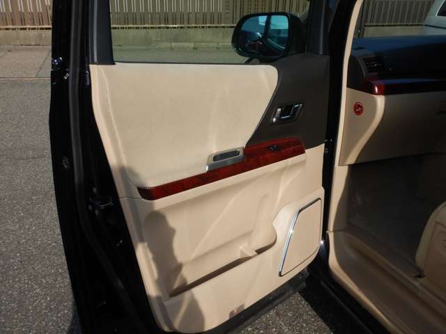 車内はルームクリーニング済みでキレイですが、ご希望でしたらさらに上を行くプロの仕上げも賜りますので、ご相談ください！