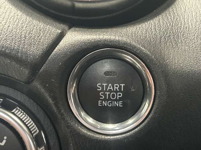 【スマートキー＆プッシュスタート】ドアハンドルを軽く握るだけでドアロックを解錠でき、施錠はドアハンドルのロックスイッチを押すだけでブレーキを踏みながらエンジンスイッチを押すだけで、エンジンが始動！