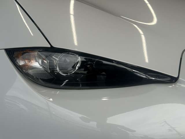 【LEDヘッドランプ】ハロゲンヘッドランプの約2倍の光量でより明るく遠くを照らし、夜間走行時の視認性を高める。さらに長寿命や、省電力も魅力。