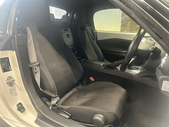 運転席も広々としており運転しやすい環境を実現しています☆室内クリーニングも実施済みです。