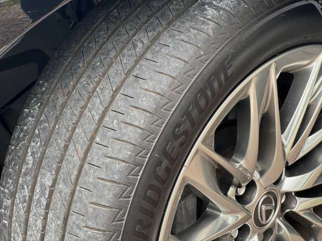 タイヤは純正のランフラットタイヤで2022年に新品交換済みです！溝もあります！
