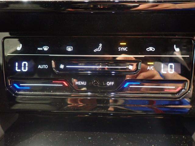 3ゾーンフルオートエアコンを装備。運転席と助手席、後部座席がそれぞれ独立して温度の設定ができます。