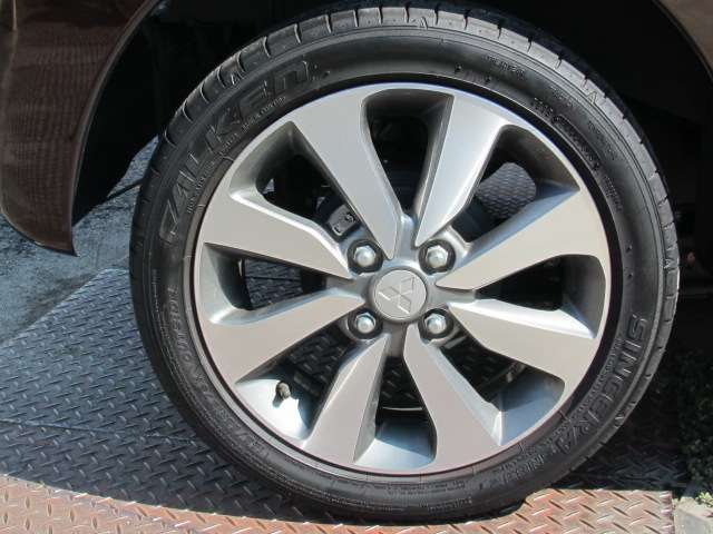 15インチアルミホイールお客様の厳しい目でお確かめくださいませ(^_-)-☆